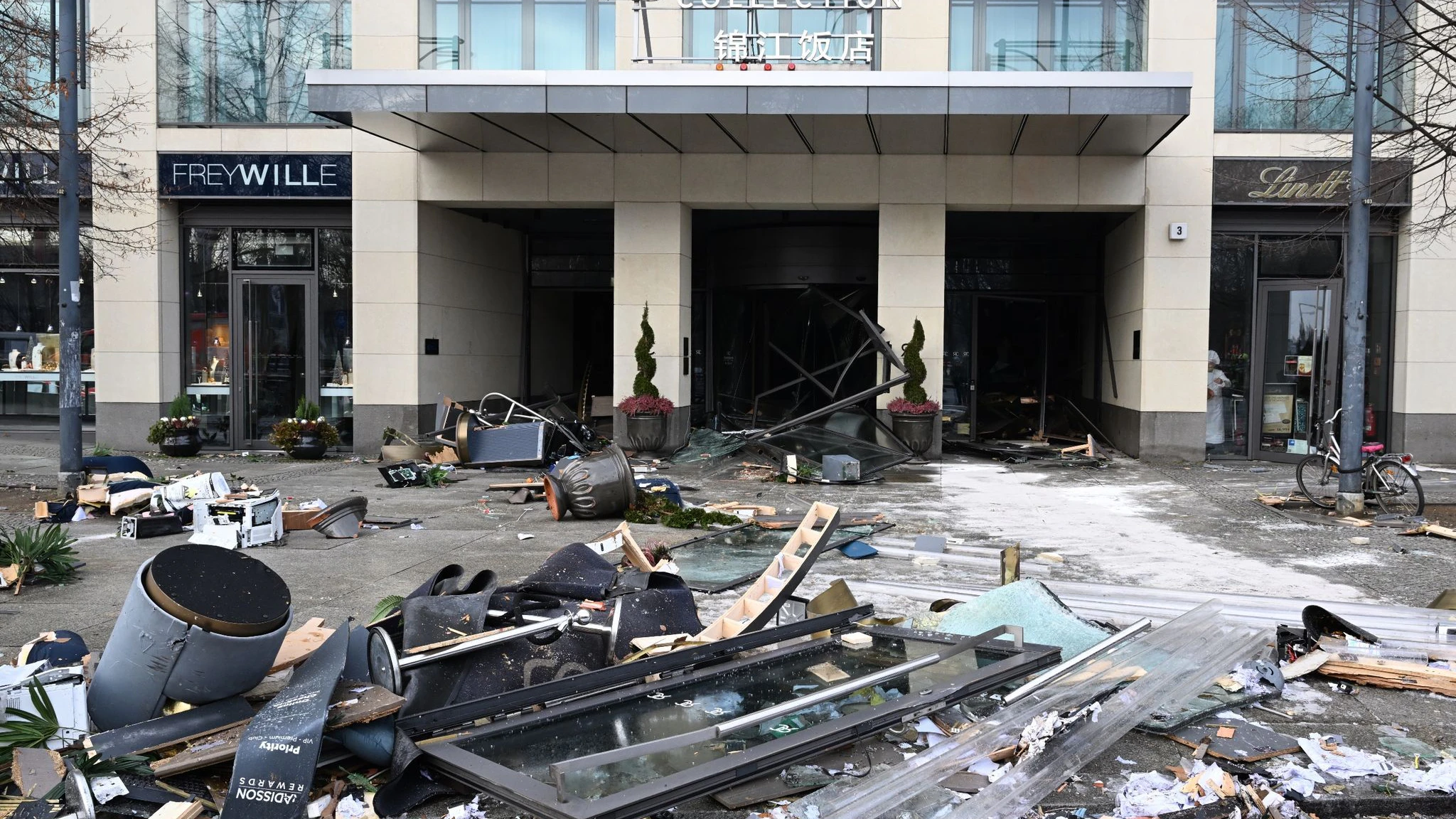 Trümmer liegen nach der Explosion des Riesenaquariums vor dem Eingang zum Radisson Hotel.