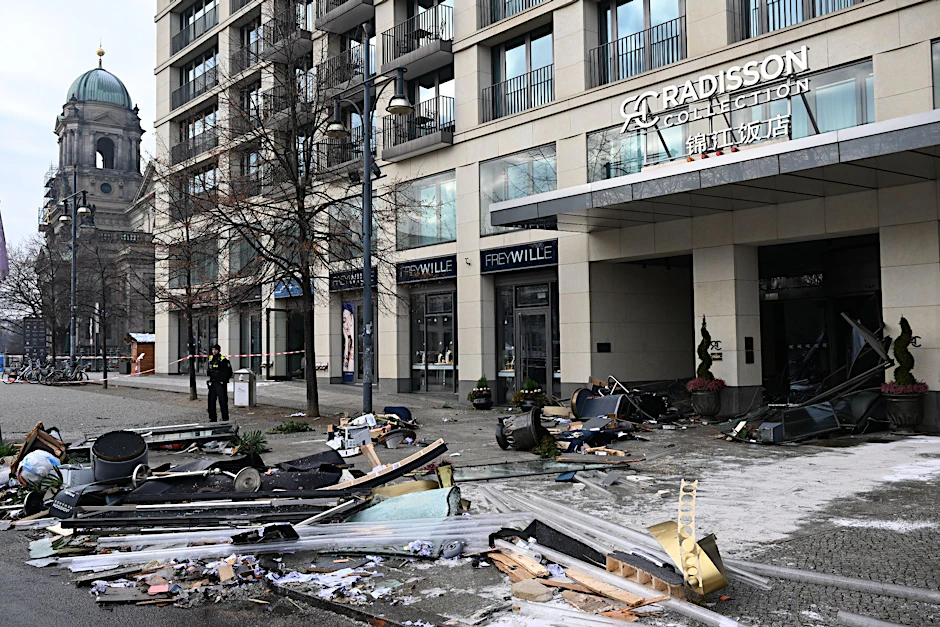 Trümmer liegen vor dem Eingang zum Sea Life im Radisson-Hotel in Berlin-Mitte. Am 16. Dezember platzte hier der Aquadom.