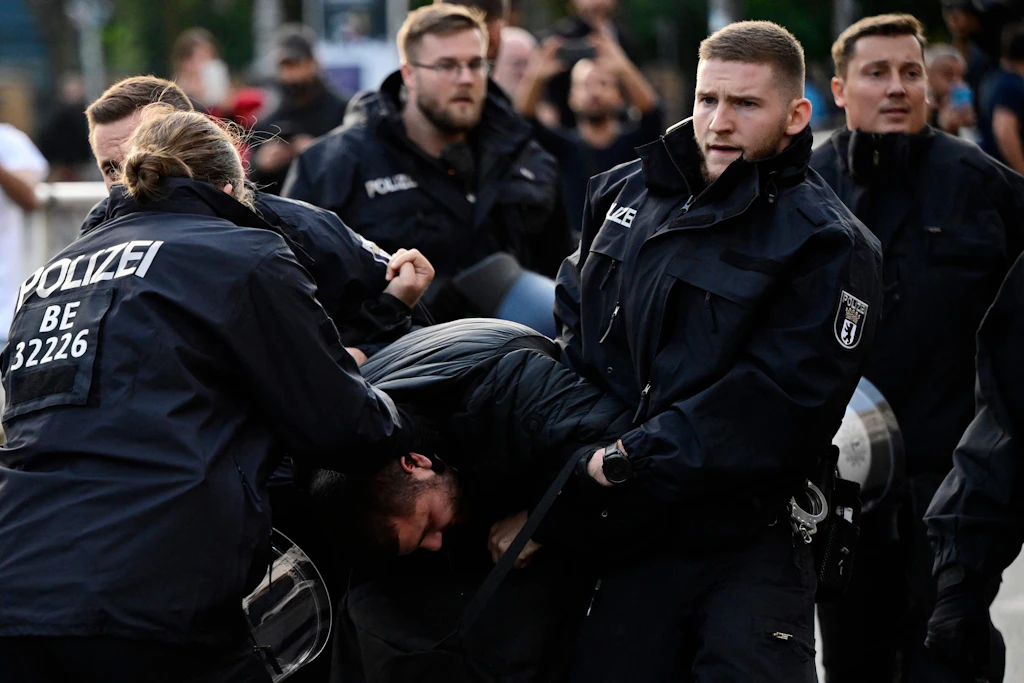 Mann ruft in Neukölln: „Wir töten alle Juden“ – dann führt die Polizei ihn ab
