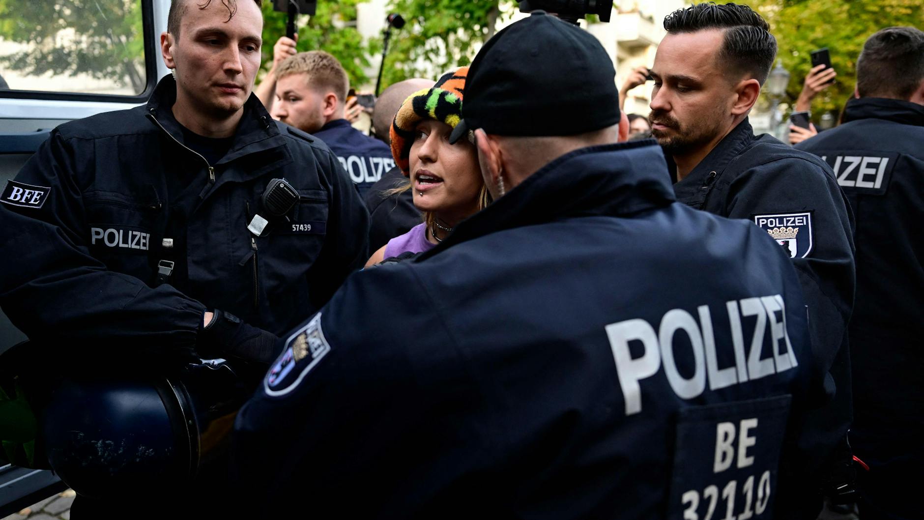 Polizisten setzten das Verbot einer pro-palästinensischen Demo am Richardplatz durch.
