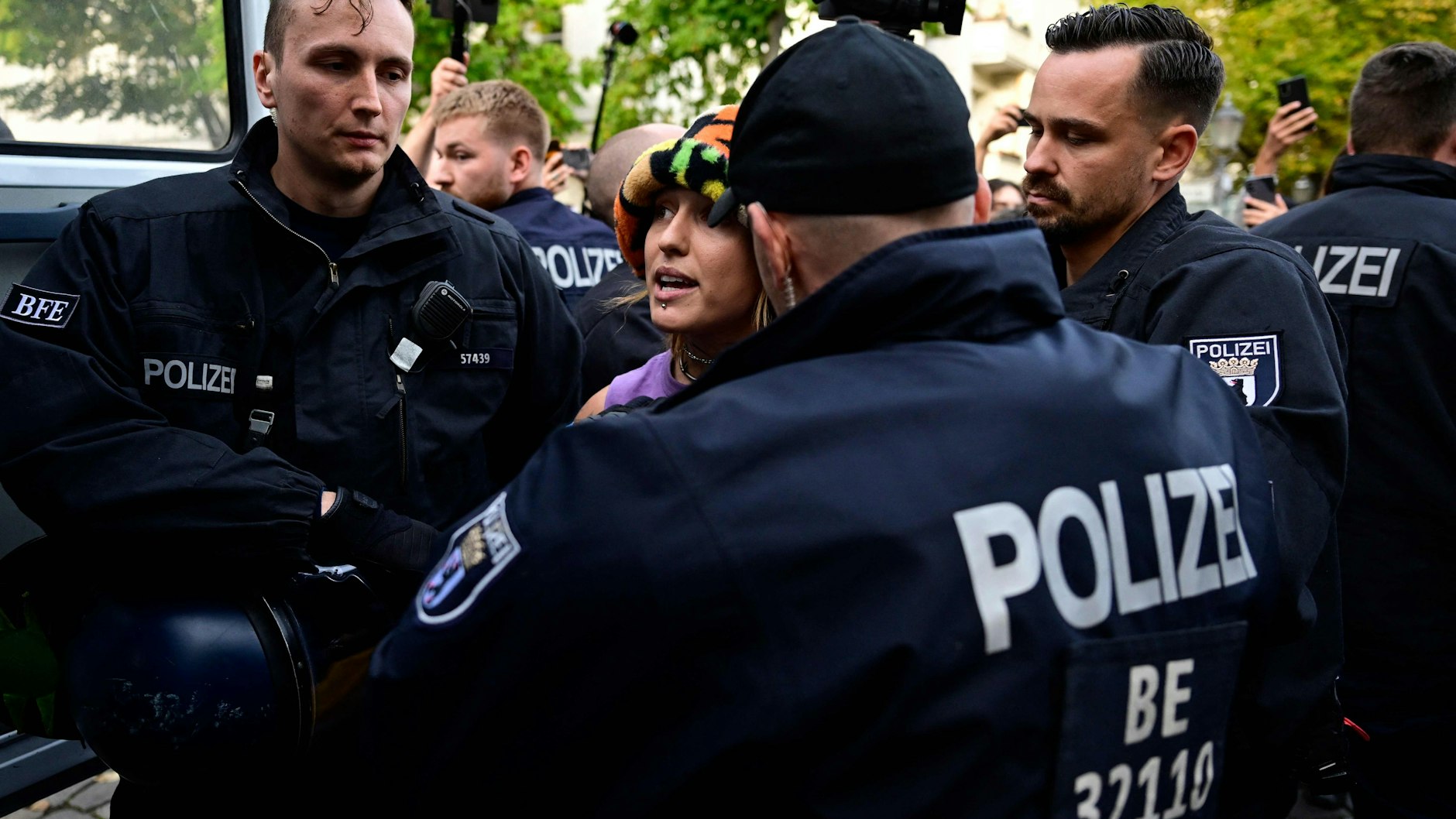 Polizisten setzten das Verbot einer pro-palästinensischen Demo am Richardplatz durch.