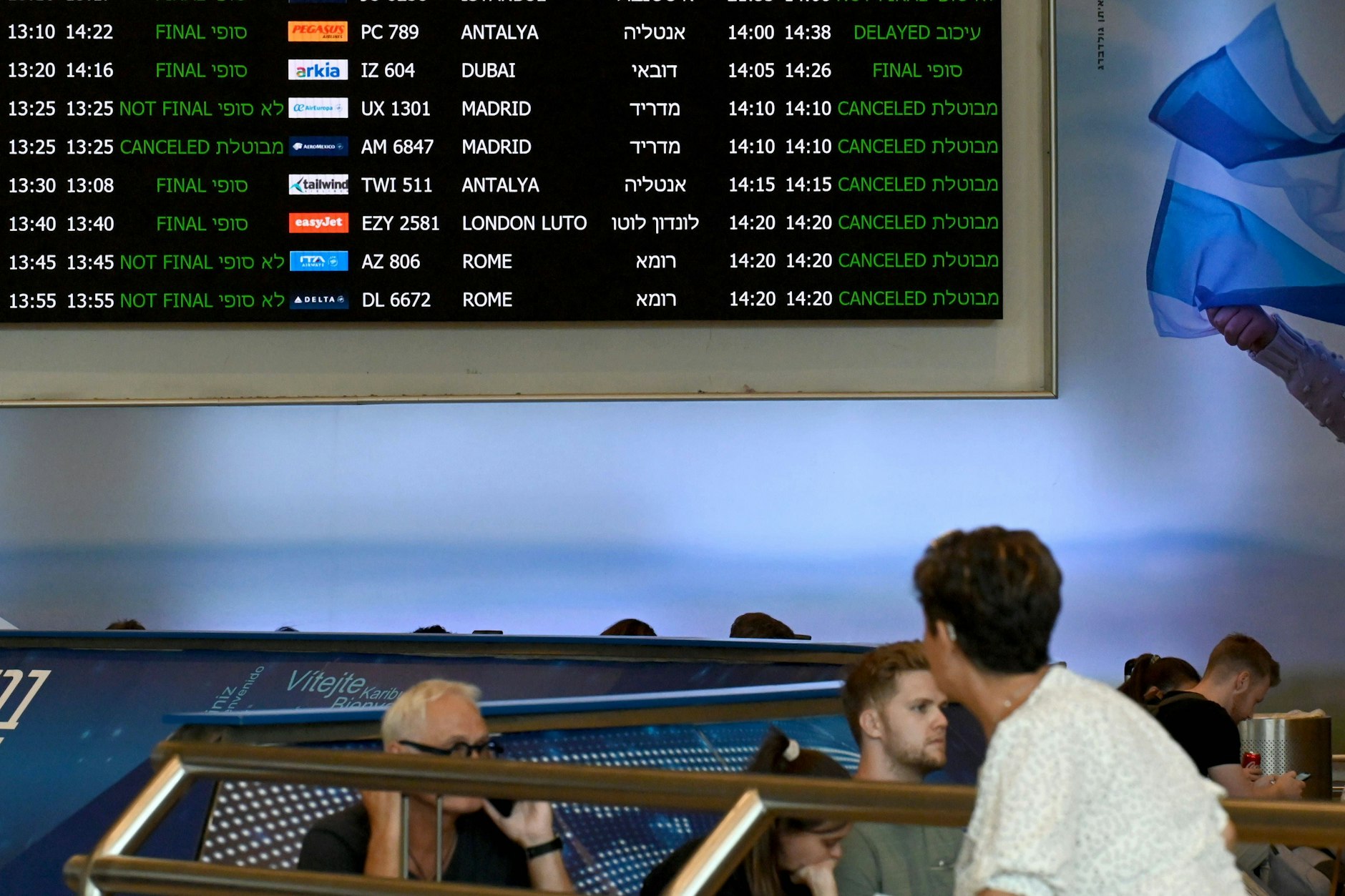 Auf dem Ben Gurion Airport nahe von Tel Aviv warten Menschen auf ihre Flüge. Viele wurden wegen der Angriffe gecancelt.