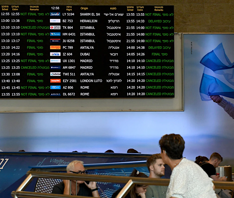 Auf dem Ben Gurion Airport nahe von Tel Aviv warten Menschen auf ihre Flüge. Viele wurden wegen der Angriffe gecancelt.