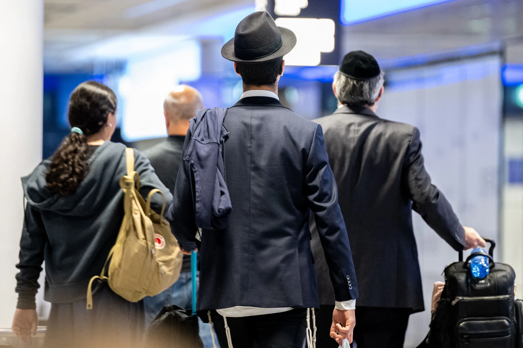 dpatopbilder - Passagiere aus Tel Aviv nach ihrer Landung auf dem Frankfurter Flughafen.  