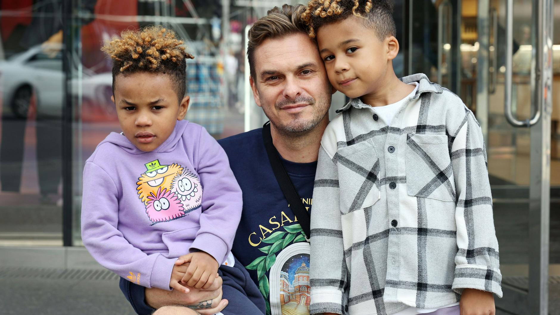 Ronny Brechte (46) aus Dresden war mit seinen Söhnen Romeo (5) und Noah (6) im Kaufhaus auf der Suche nach Klamotten.