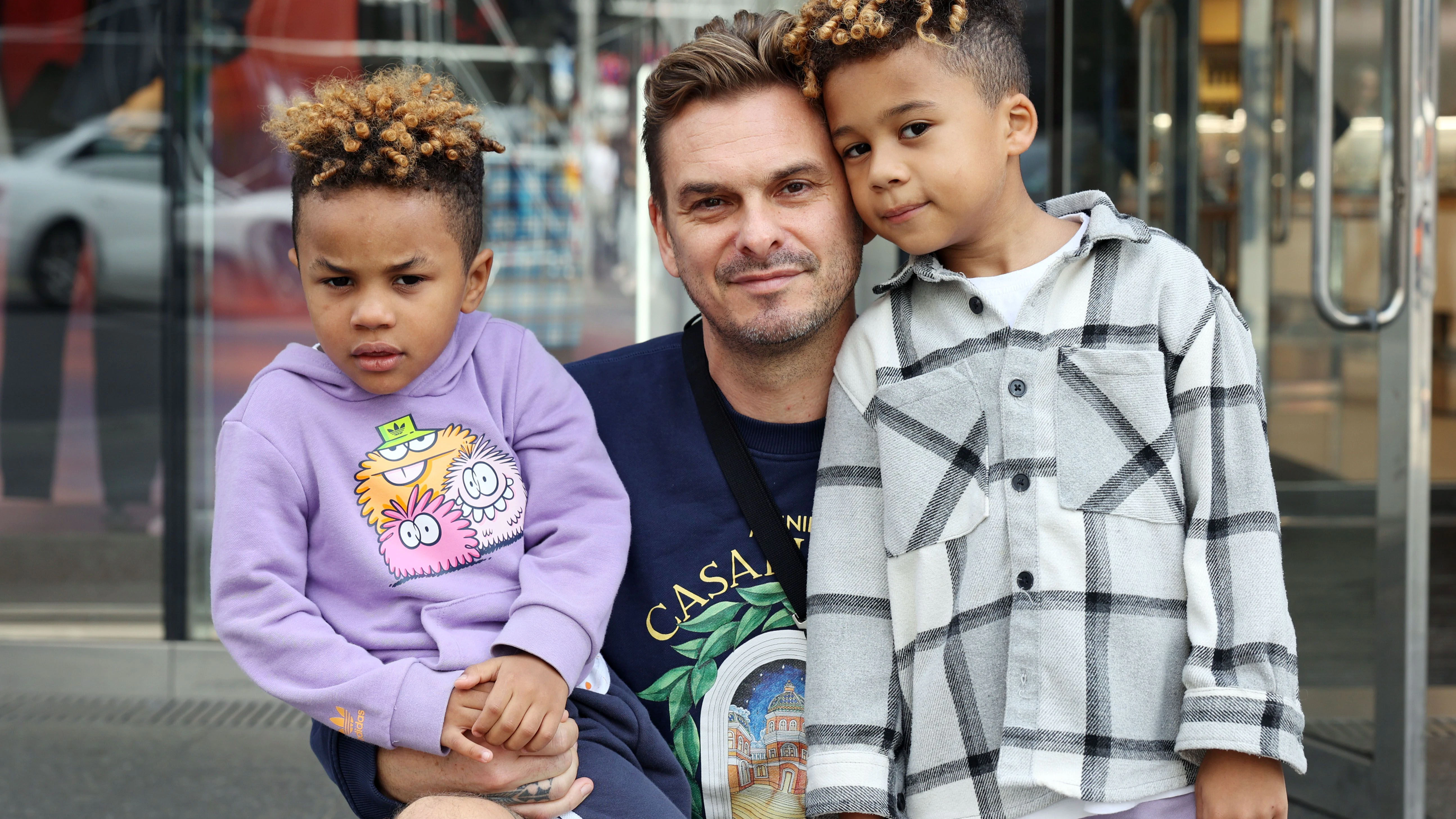 Ronny Brechte (46) aus Dresden war mit seinen Söhnen Romeo (5) und Noah (6) im Kaufhaus auf der Suche nach Klamotten.