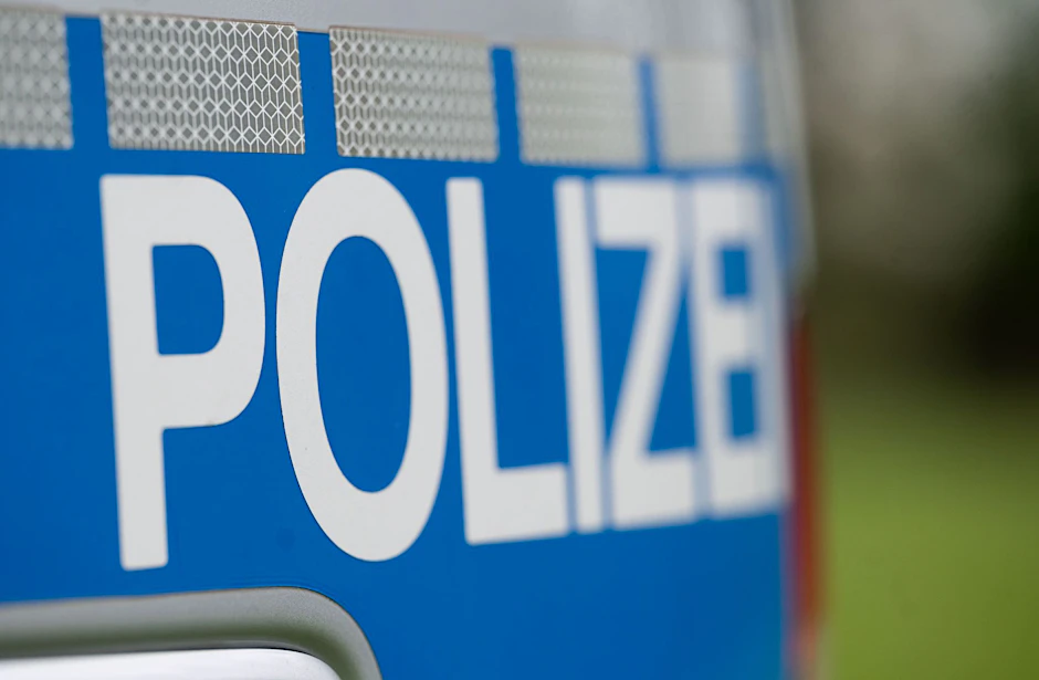 ARCHIV - Ein Einsatzfahrzeug der Polizei.  