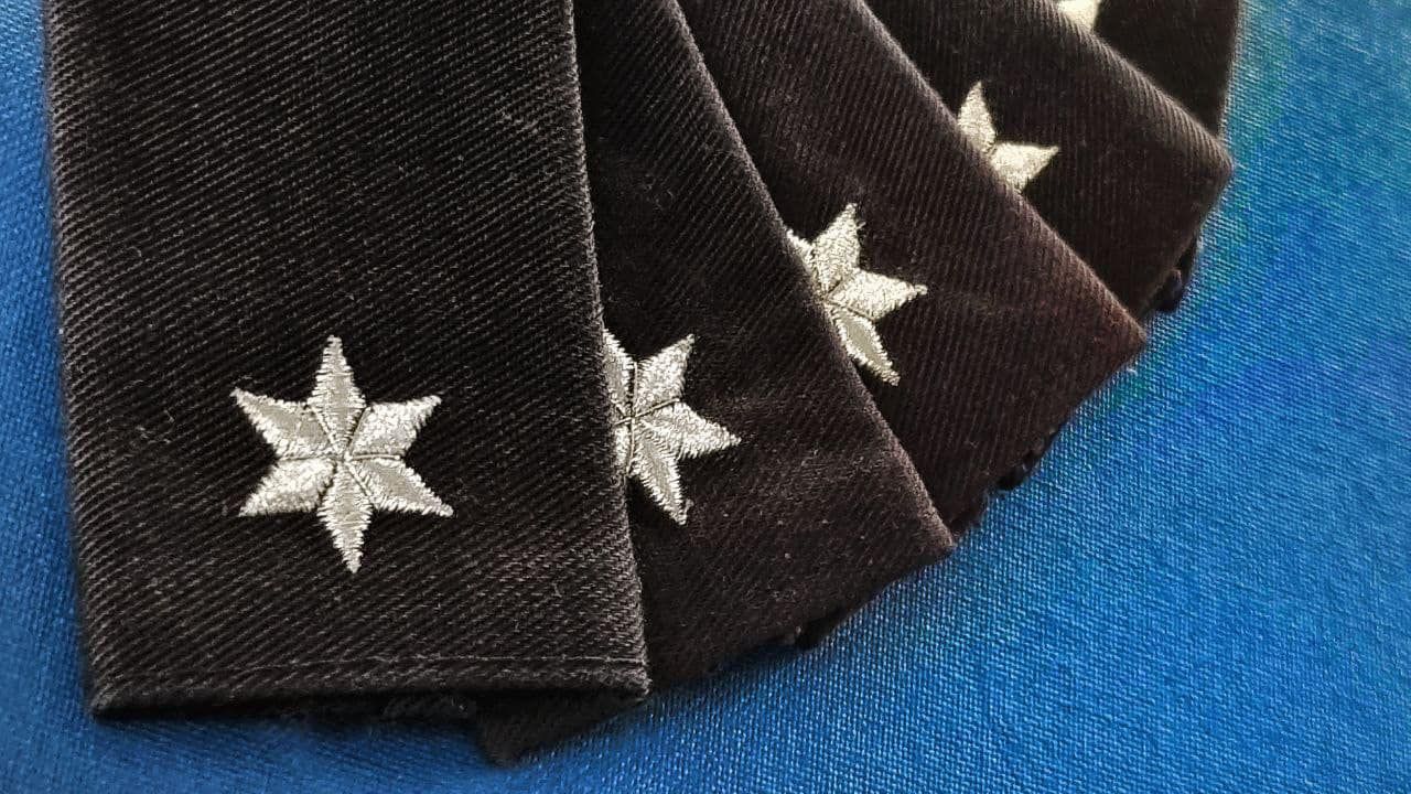 Echt peinlich! Berlin hat nicht genug Schulterklappen für Polizisten