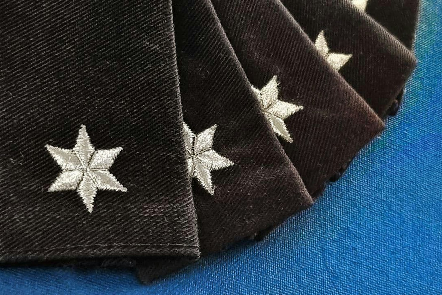 Solche Schulterstücke werden dringend für Berliner Polizeikommissare gesucht.