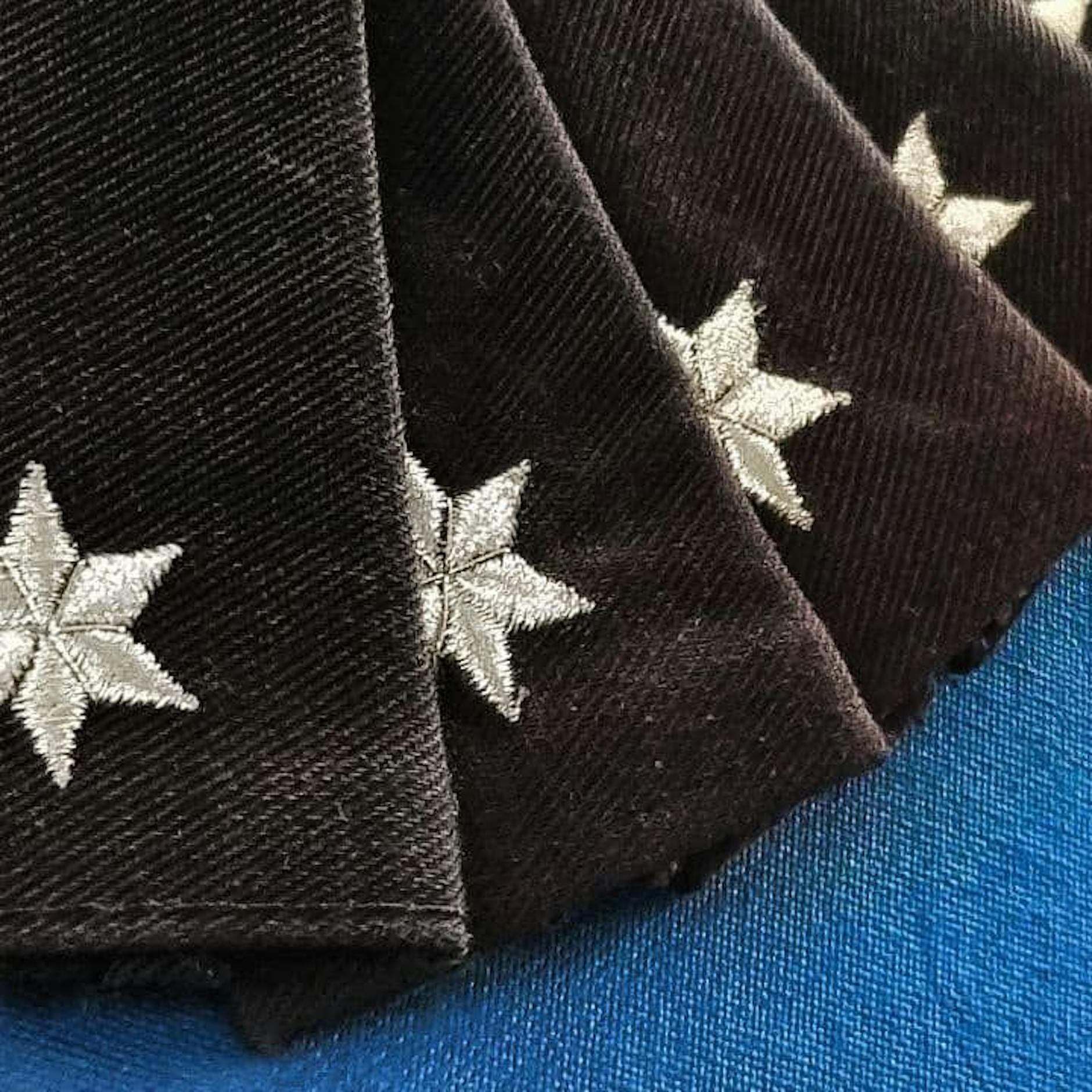 Echt peinlich! Berlin hat nicht genug Schulterklappen für Polizisten