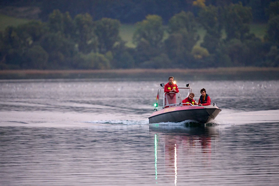 Rettungskräfte bei der Suche nach dem abgestürzten Hubschrauber auf dem Laacher See.  