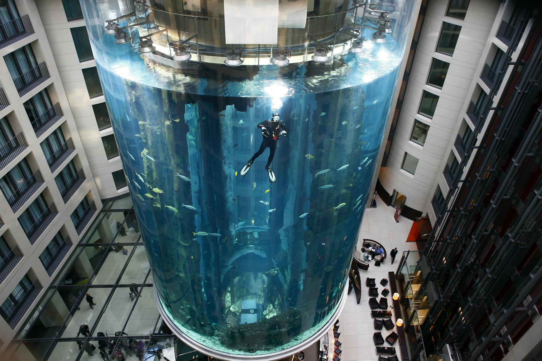 Der Aquadom Sealife im Radisson Hotel Berlin war der Hingucker in der Lobby. Es war das größte frei stehende Aquarium weltweit.