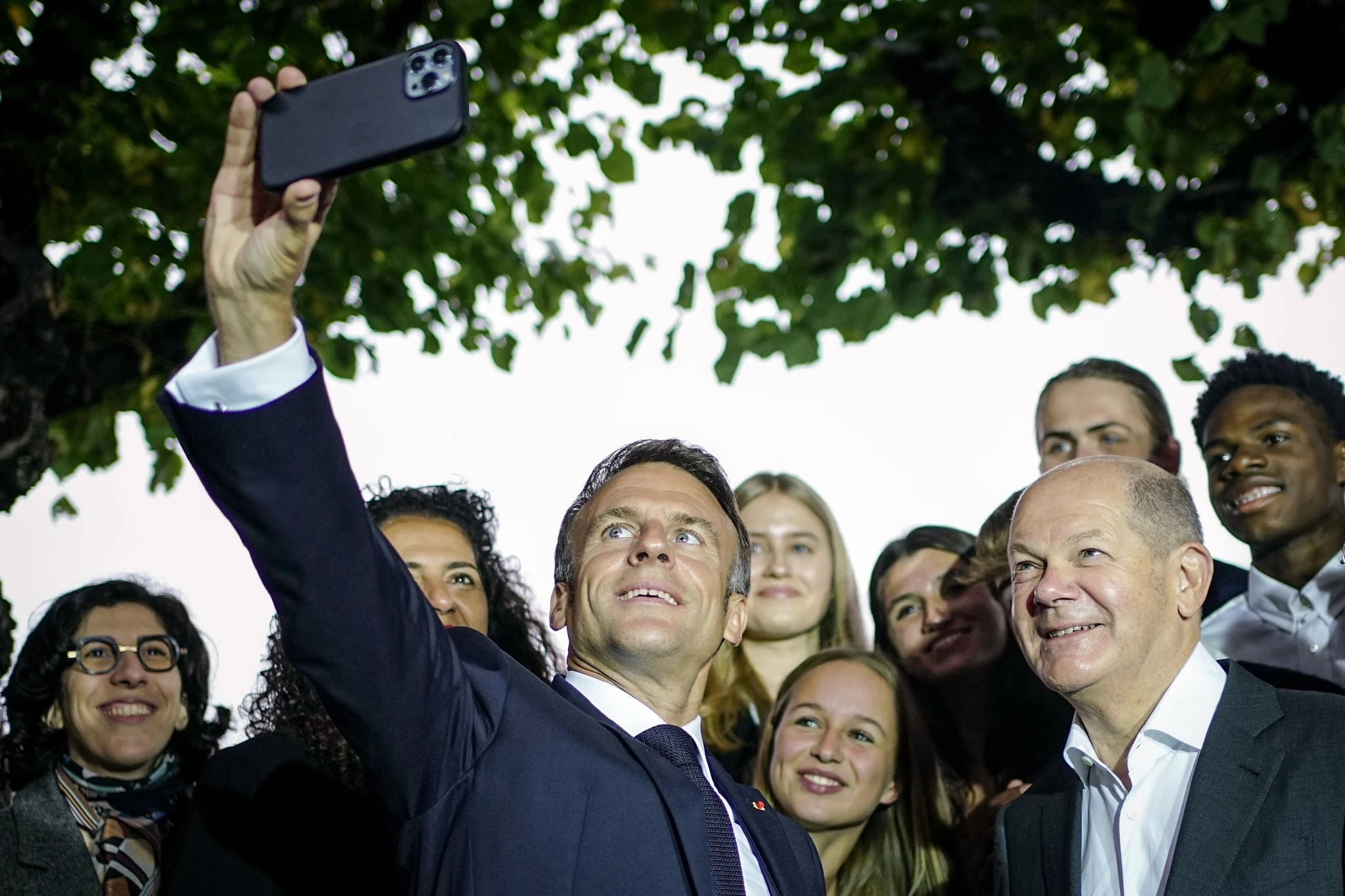 dpatopbilder - Bitte lächeln: Kanzler Scholz (r) und Frankreichs Präsident Macron fotografieren sich während einer Veranstaltung in einem Hamburger Hotel. Das deutsche und das französische Kabinett treffen sich in der Hansestadt zu einer zweitägigen Klausur.  