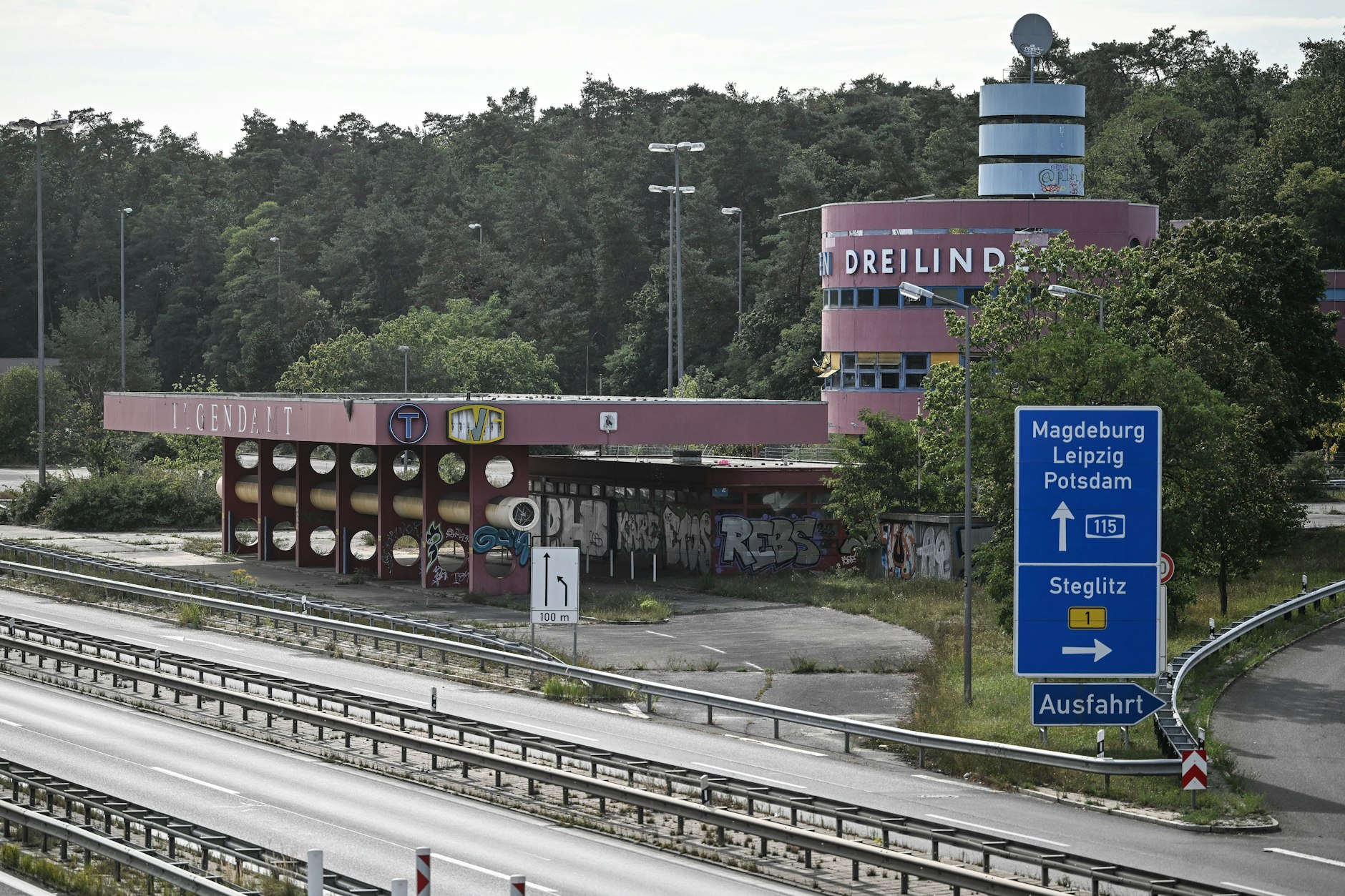 Die Raststätte Dreilinden ist ein Lost Place, obwohl es eigentlich eine stolze Geschichte hat.