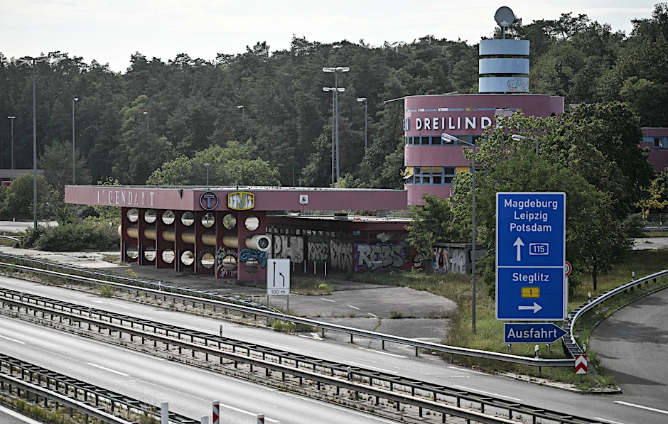 Die Raststätte Dreilinden ist ein Lost Place, obwohl es eigentlich eine stolze Geschichte hat.