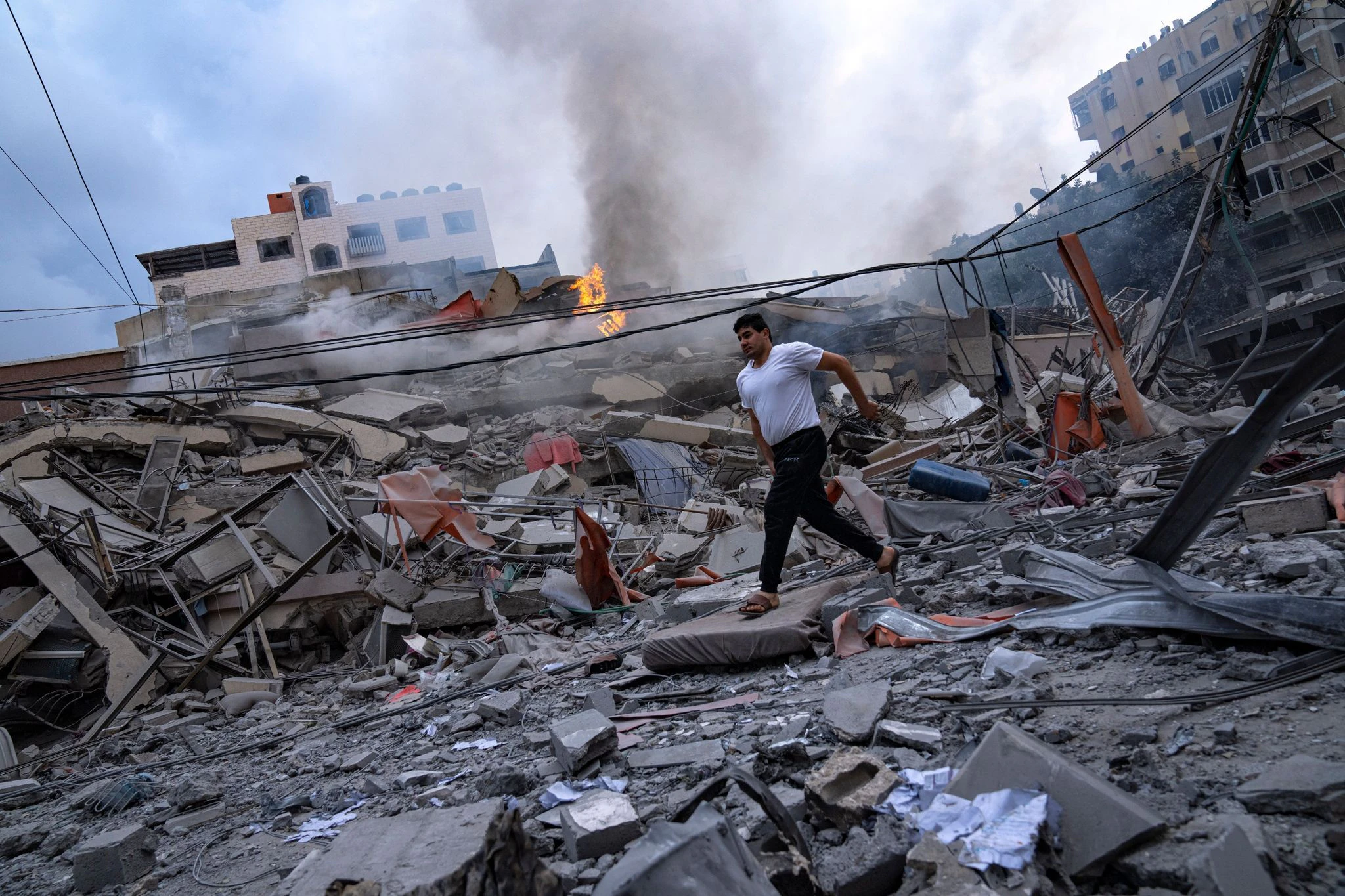 Ein Mann läuft nach israelischen Luftangriffen auf Gaza-Stadt durch Trümmer.  