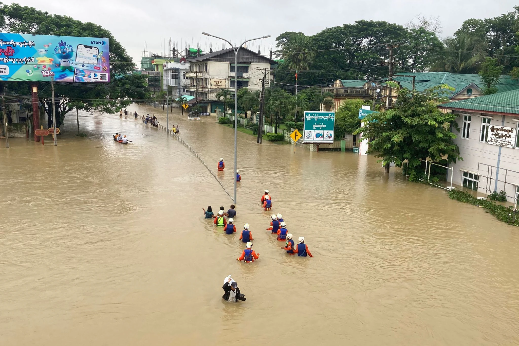 dpatopbilder - Nach extremem Monsunregen sind Teile des Krisenlandes Myanmar meterhoch überflutet. Besonders schlimm ist die Situation in der Region Bago im Süden des Landes, wo mehr als 14.000 Menschen vertrieben wurden.  