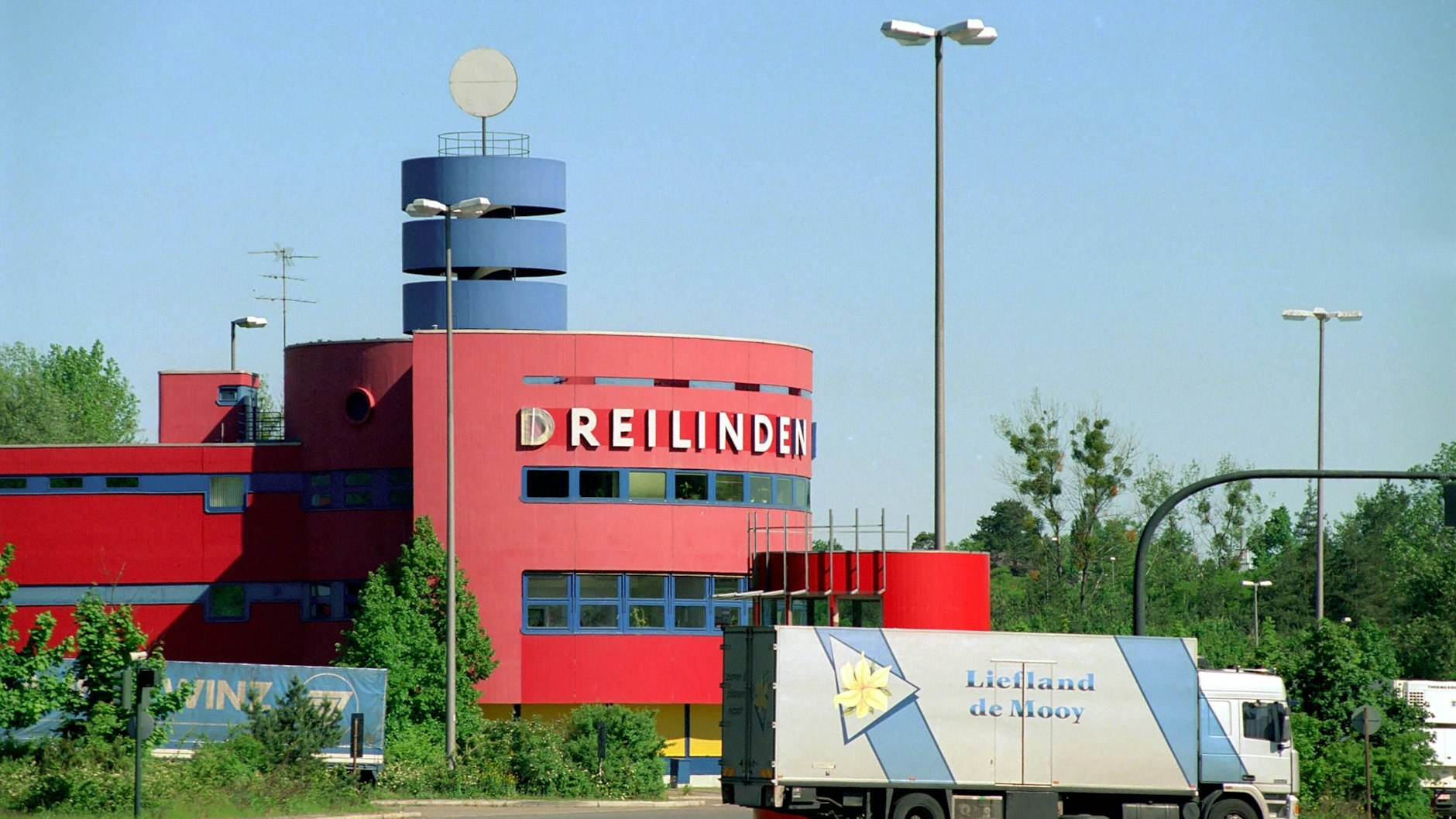 So sah die Raststätte Dreilinden noch 1997 aus.