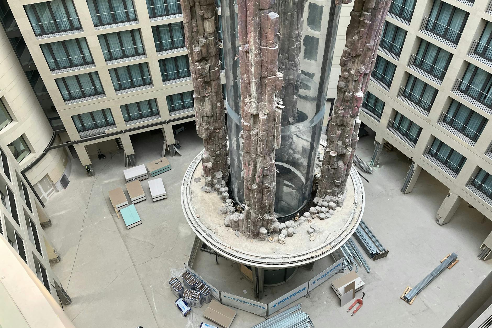 Der Aquadom im Hotel ist für immer zerstört. Er wurde nicht erneuert.