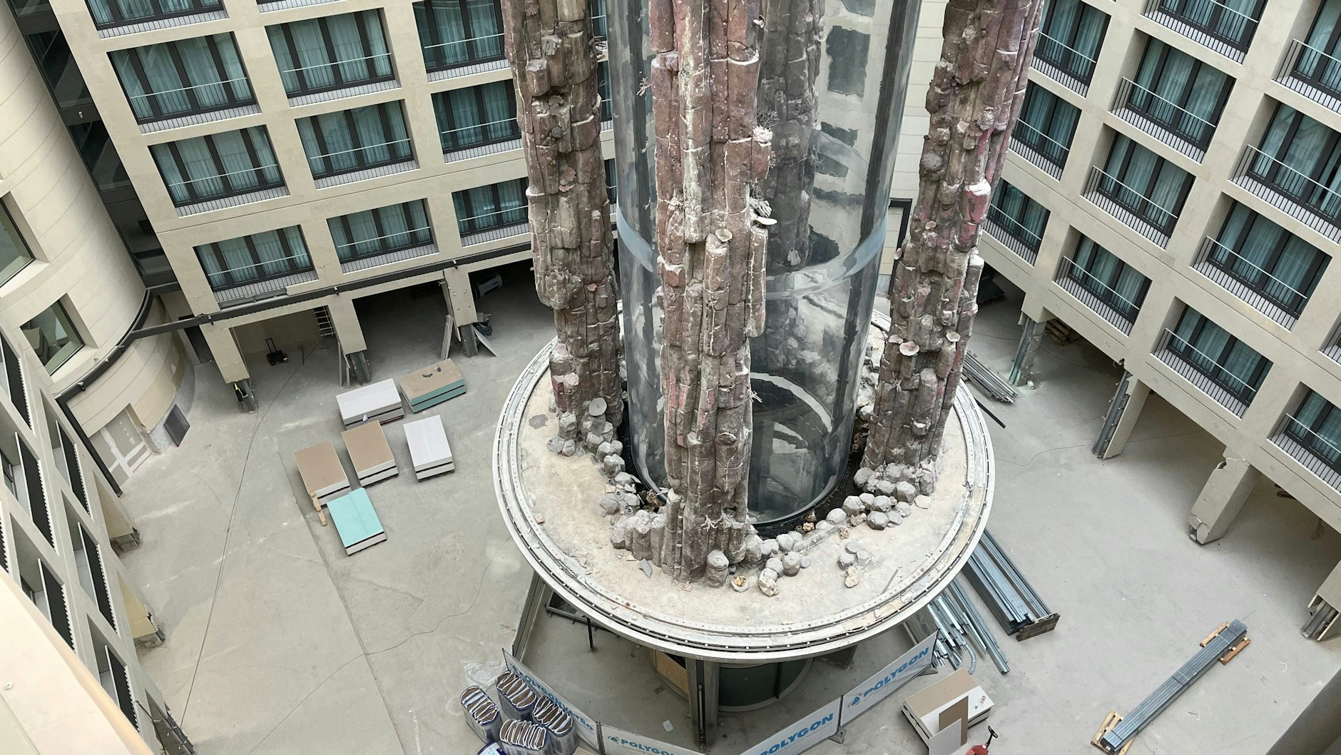 Aquadom Berlin, nur noch Teile stehen, der Sockel des Aquariums soll in die neue Gestaltung der Lobby einbezogen werden.&nbsp;