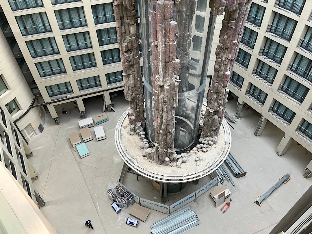 Meter Exploding Aquarium-Explosion: Berliner Hotel nach zwei Jahren wieder geöffnet