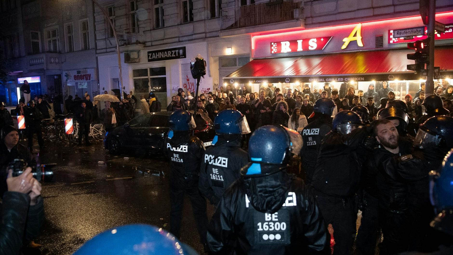 Demonstranten und Einsatzkräfte der Polizei treffen am Mittwochabend im Stadtteil Neukölln aufeinander. 