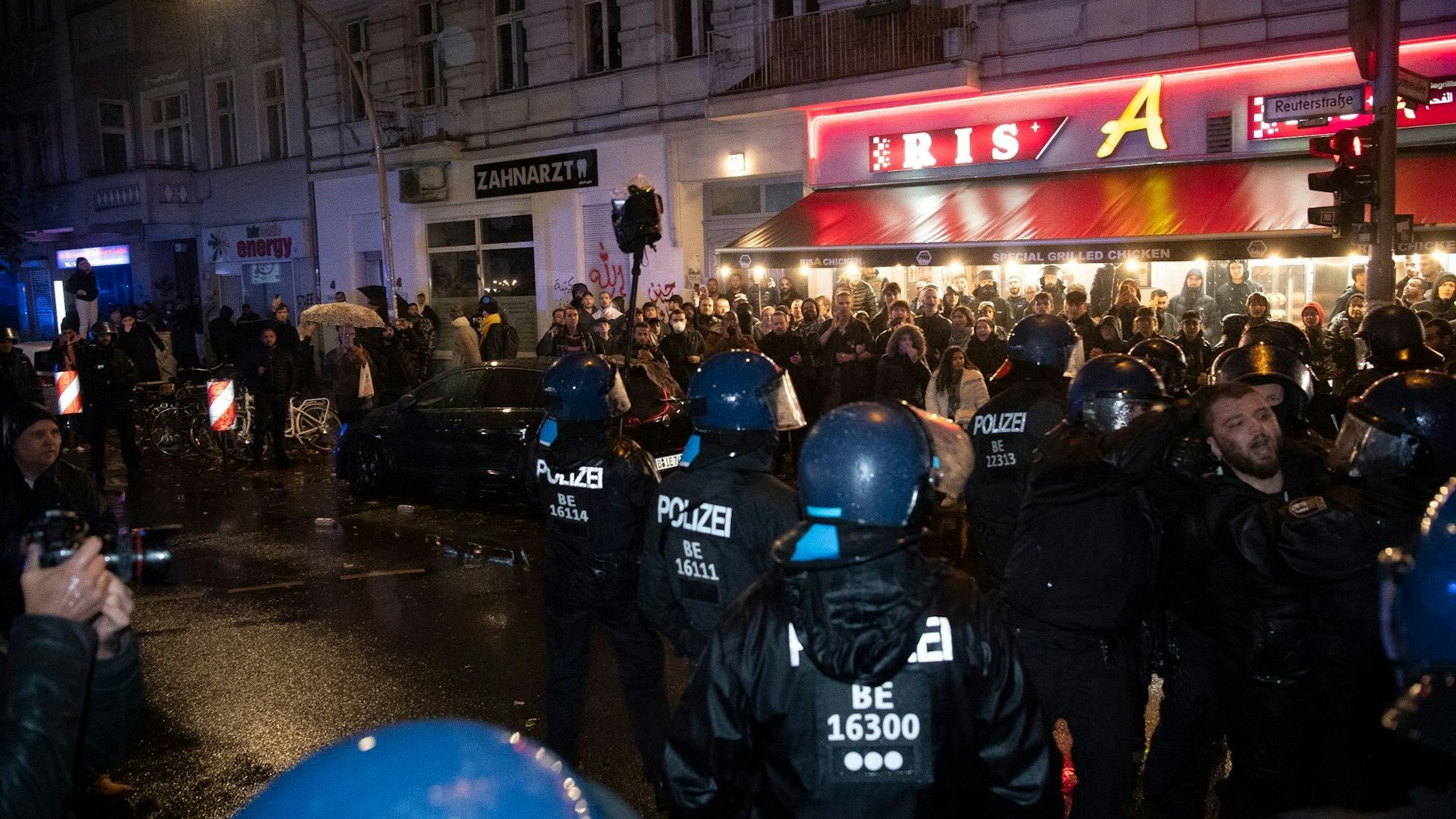Demonstranten und Einsatzkräfte der Polizei treffen am Mittwochabend im Stadtteil Neukölln aufeinander.&nbsp;