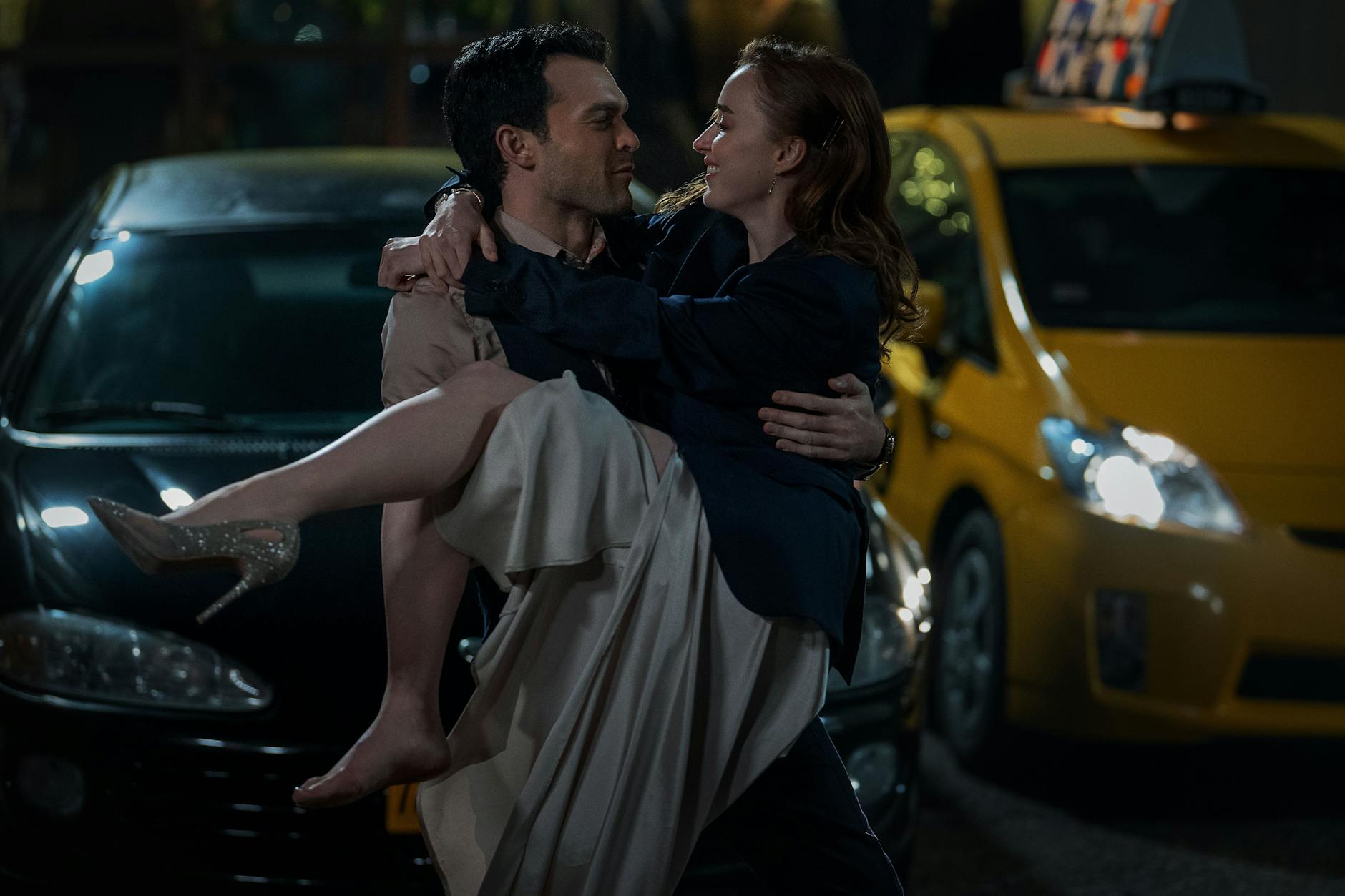 Alden Ehrenreich als Luke und Phoebe Dynevor als Emily im Netflix-Erotikthriller „Fair Play“