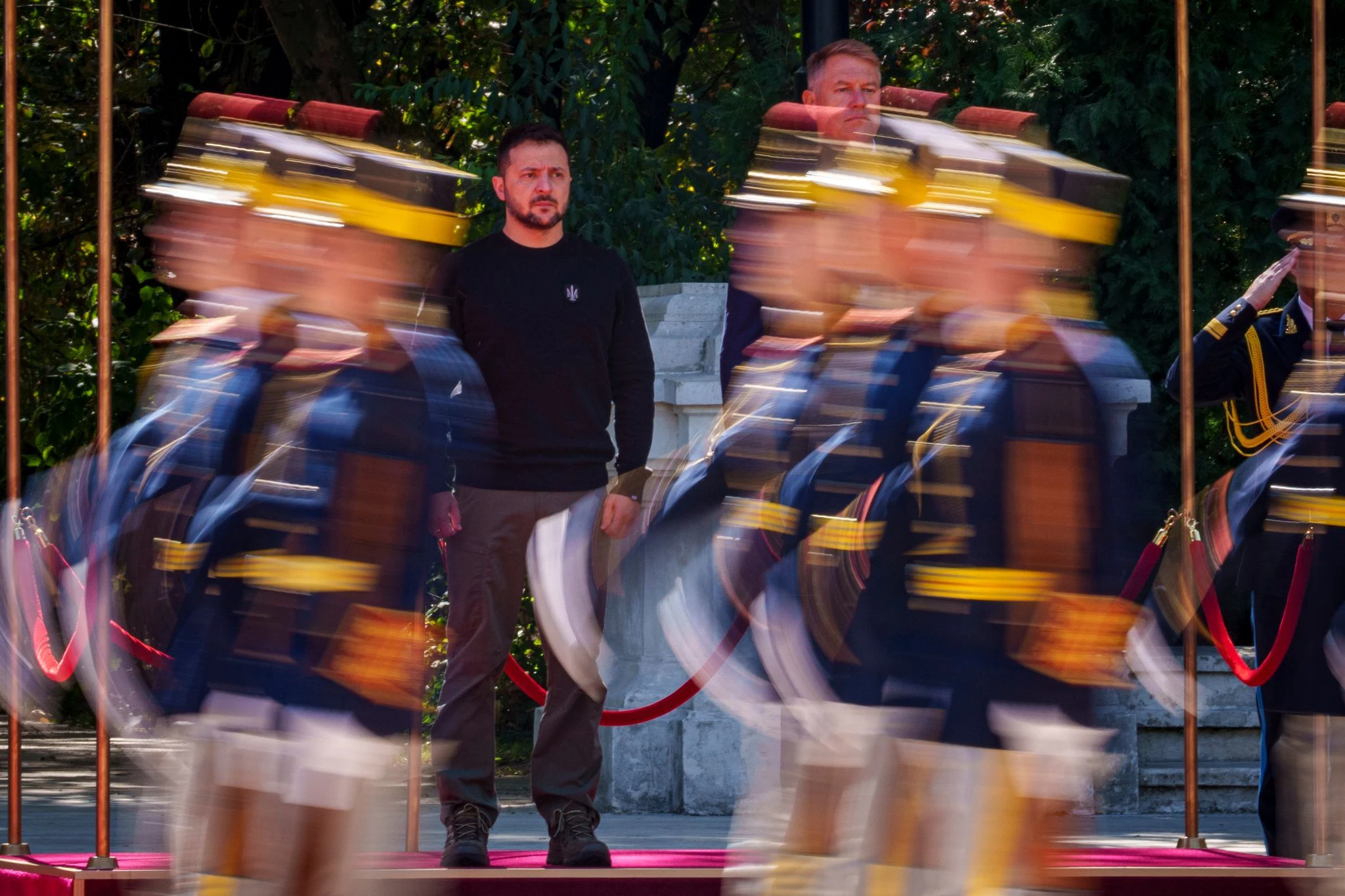 Der ukrainische Präsident Wolodymyr Selenskyj (l) ist zum ersten Mal seit Beginn des russischen Angriffskriegs zu Gesprächen ins Nachbarland Rumänien gereist. Hier begutachtet er zusammen mit dem rumänischen Präsidenten Klaus Iohannis die Ehrengarde zu seiner Begrüßung.  