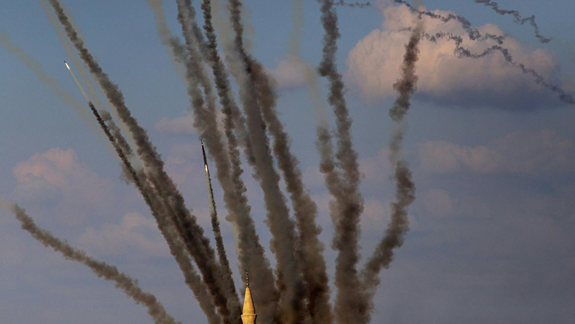 Über Gaza-Stadt werden Raketen auf Israel abgefeuert. Bilder wie diese haben Denis dazu bewegt, seinen Berlin-Urlaub abzubrechen und sich freiwillig als Reservist zu melden.