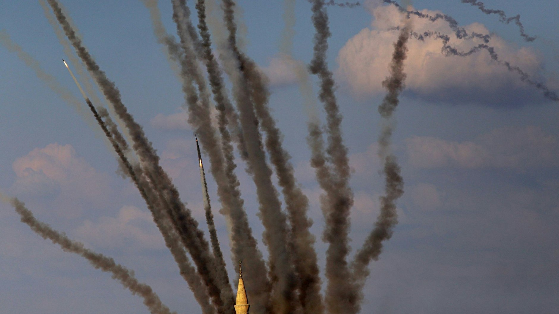Über Gaza-Stadt werden Raketen auf Israel abgefeuert. Bilder wie diese haben Denis dazu bewegt, seinen Berlin-Urlaub abzubrechen und sich freiwillig als Reservist zu melden.