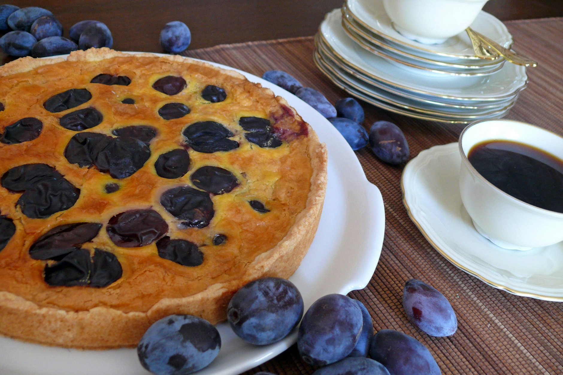 Der Zwetschgenkuchen nach diesem Rezept ist zugleich fruchtig und cremig. Damit trifft man den Geschmack aller Gäste.