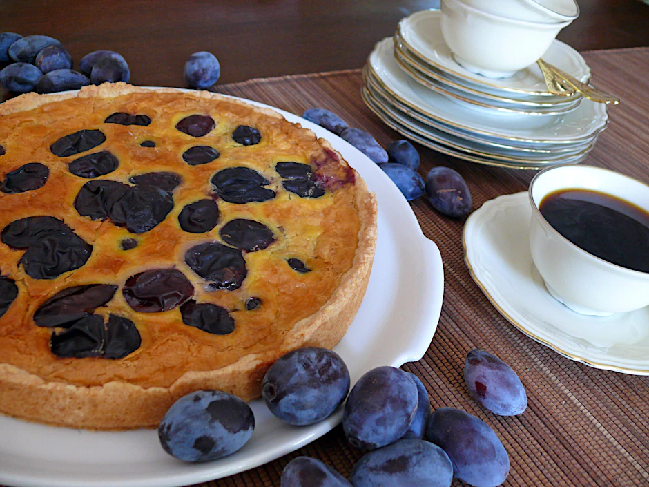 Der Zwetschgenkuchen nach diesem Rezept ist zugleich fruchtig und cremig. Damit trifft man den Geschmack aller Gäste.