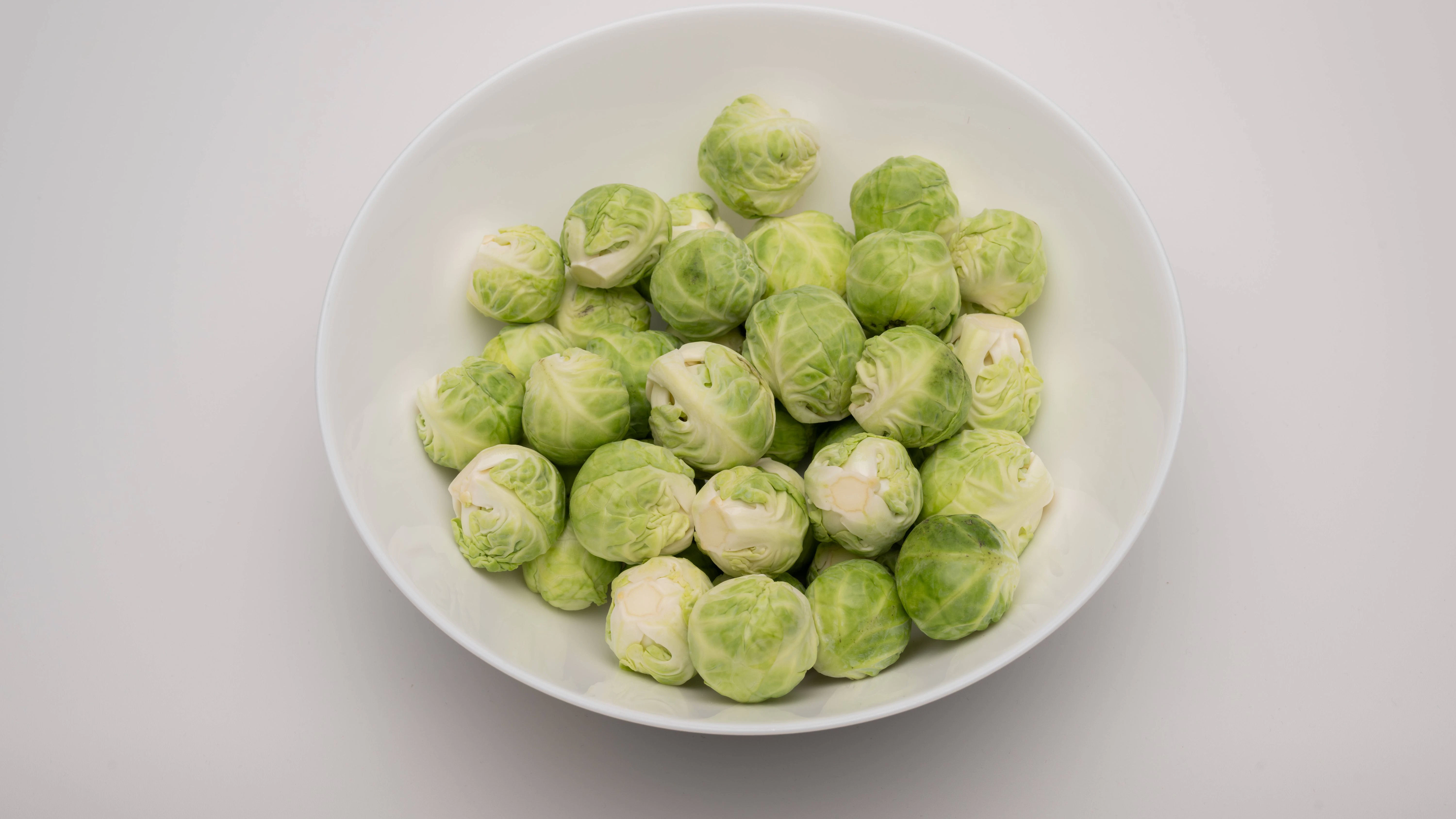 Rosenkohl ist reich an Vitamin A und C sowie an Mineralstoffen wie Eisen, Kalium, Kalzium und Magnesium. Dieses Rezept ist also nicht nur lecker, sondern auch total gesund.