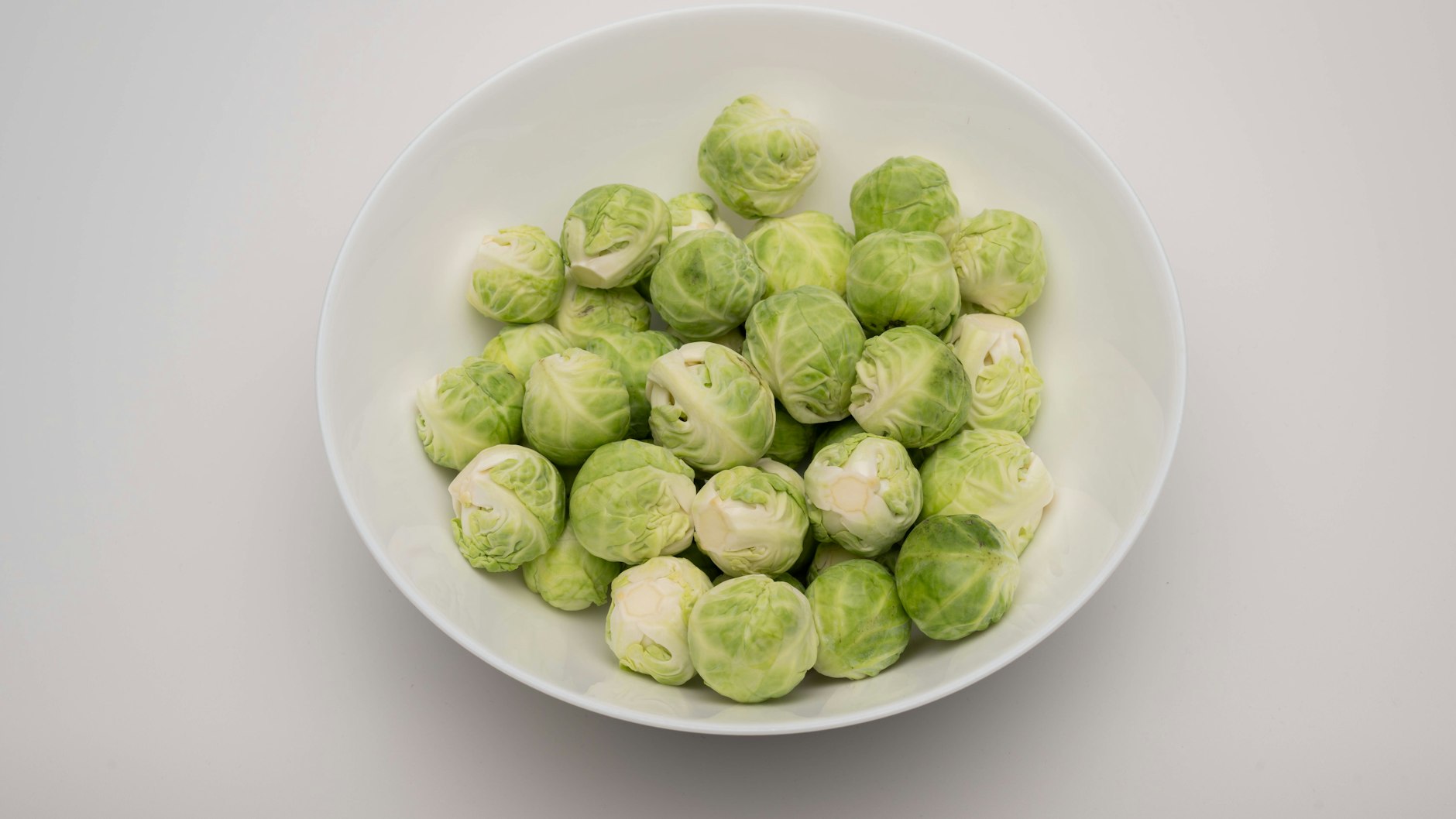 Rosenkohl ist reich an Vitamin A und C sowie an Mineralstoffen wie Eisen, Kalium, Kalzium und Magnesium. Dieses Rezept ist also nicht nur lecker, sondern auch total gesund.