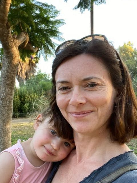 Pia Staigmüller und Tochter. Die Frau aus Ulm wohnt seit dreieinhalb Jahren mit ihrem Mann und dem Mädchen in Tel Aviv und will das Land jetzt verlassen.