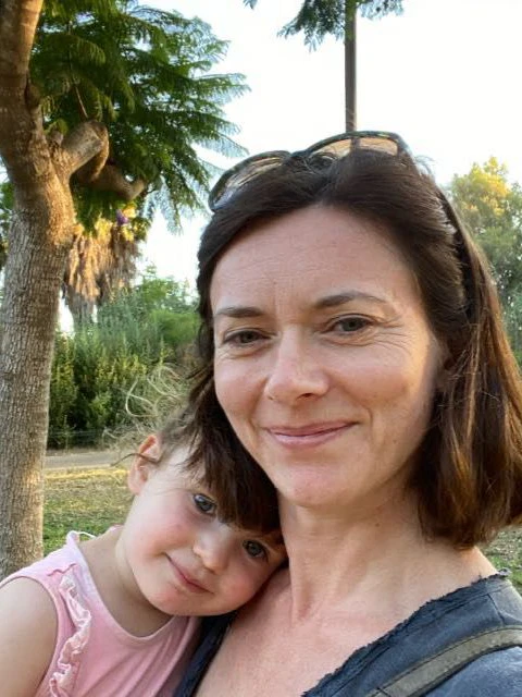 Pia Staigmüller und Tochter. Die Frau aus Ulm wohnt seit dreieinhalb Jahren mit ihrem Mann und dem Mädchen in Tel Aviv und will das Land jetzt verlassen.