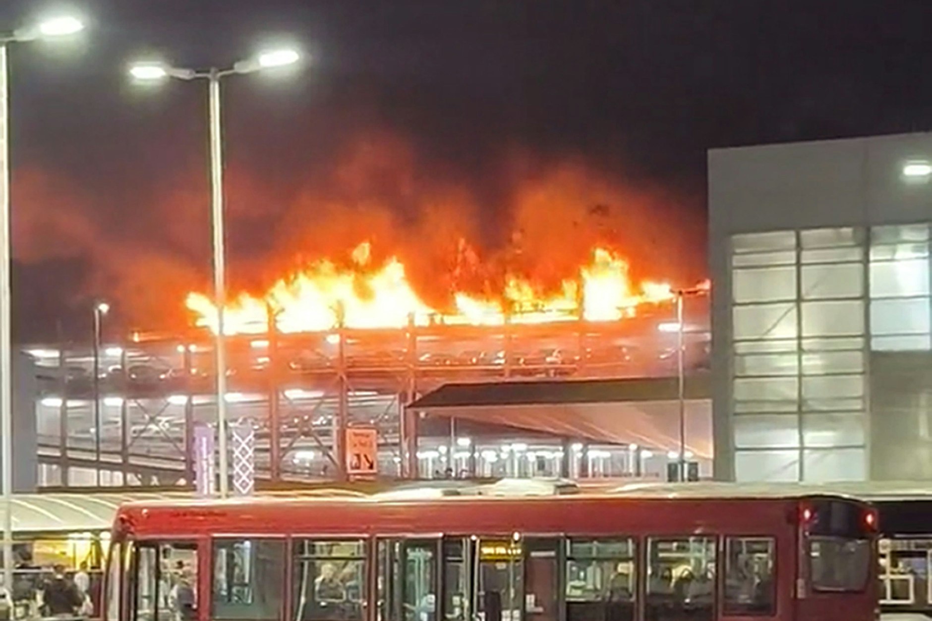 Brand in einem Parkhaus am Londoner Flughafen Luton. Der Flughafen wurde am Mittwoch zunächst geschlossen. 