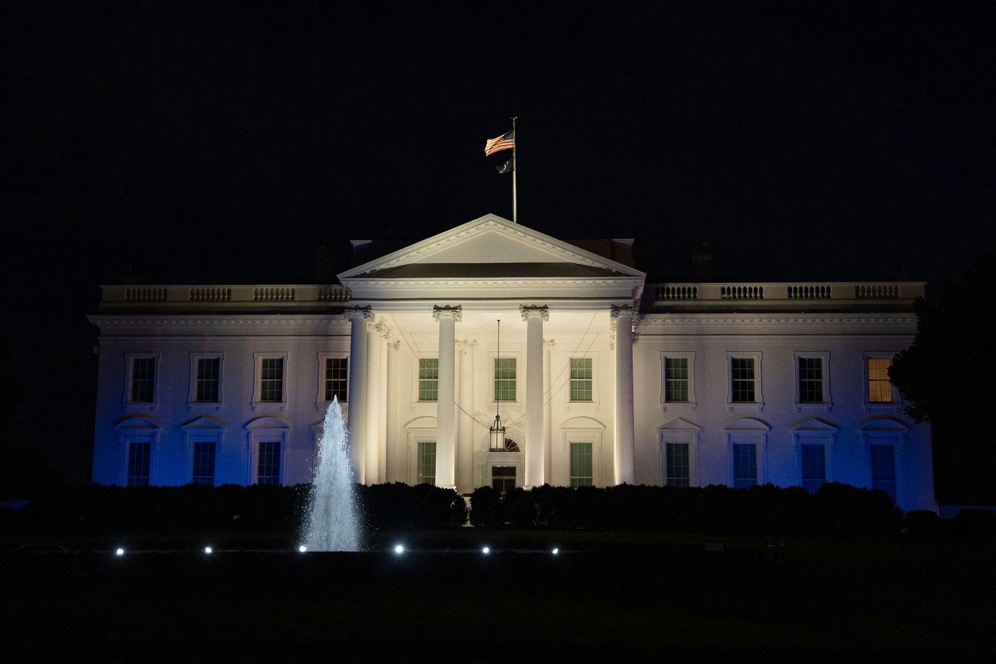 Aus Solidarität mit Israel wurde das Weiße Haus in Washington in den Farben Weiß und Blau angestrahlt. Dazu schrieb US-Präsident Joe Biden auf Twitter: «Heute Abend sagt Amerika dem israelischen Volk, der Welt und den Terroristen überall klar und deutlich, dass wir an der Seite Israels stehen. Das wird sich nie ändern.»  