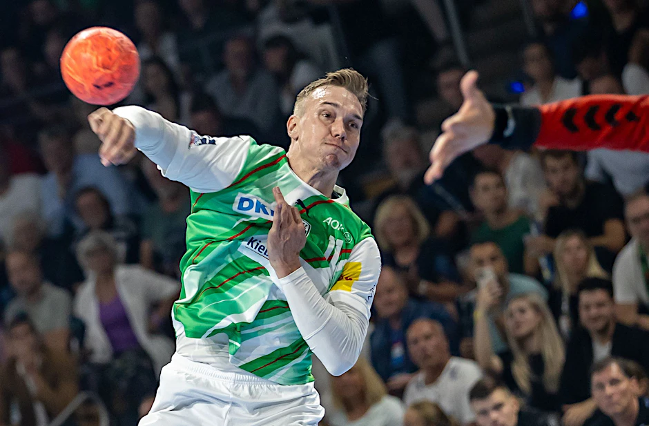ARCHIV - Berlins Lasse Andersson wirft den Ball auf das Tor.  