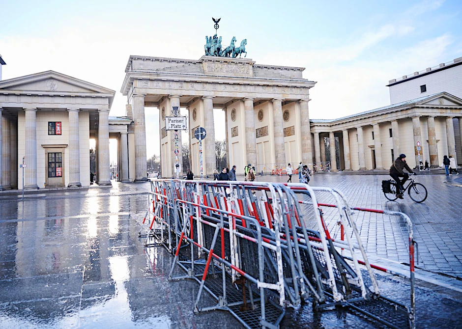 Absperrgitter stehen auf dem Pariser Platz vor dem Brandenburger Tor. Eine Palästina-Demo wurde am Mittwoch verboten.