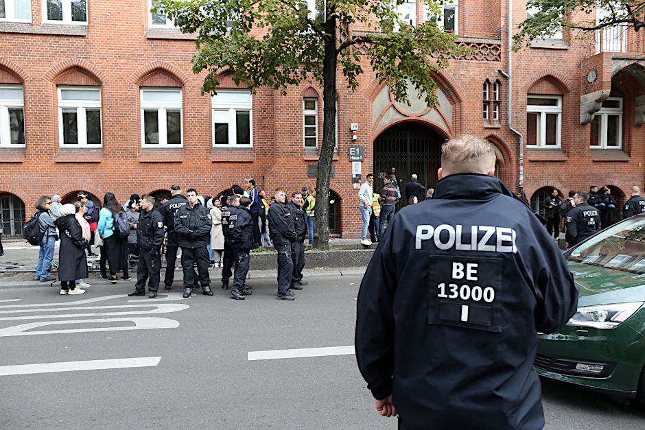 Polizisten stehen vor dem Ernst-Abbe-Gymnasium in der Sonnenallee im Berliner Stadtteil Neukölln. An dieser Schule kam es zu einem Vorfall im Zusammenhang mit dem Israel-Konflikt.