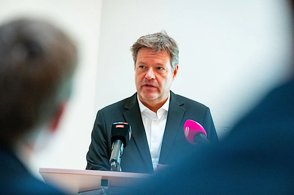 «Wir brauchen dringend mehr Fach- und Arbeitskräfte», sagt Bundeswirtschaftsminister Robert Habeck (Grüne).  