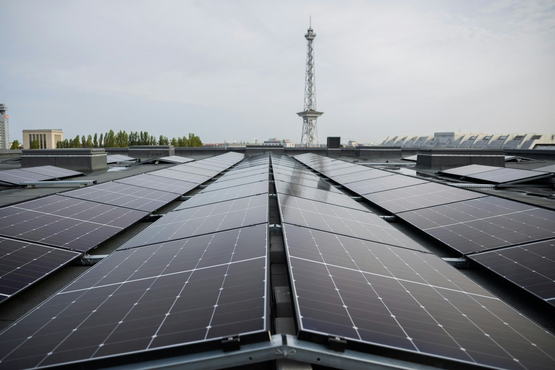 Es soll die größte Photovoltaik-Anlage der Hauptstadt werden. Auf dem Dach der Messe Berlin wurden die ersten Solarpanels montiert.&nbsp;