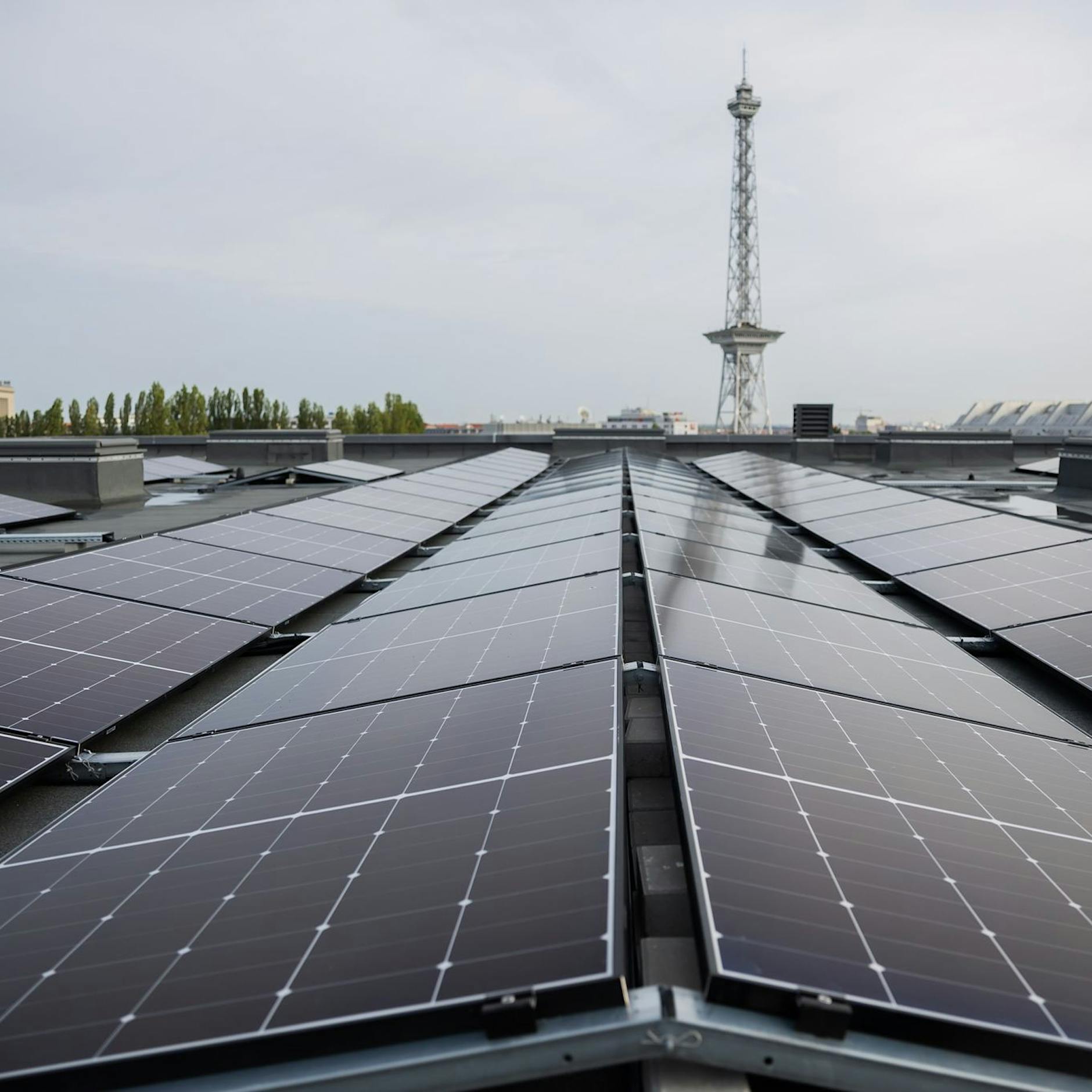 Hoch spannend: Berliner Messe holt sich bald ihren Strom vom Dach