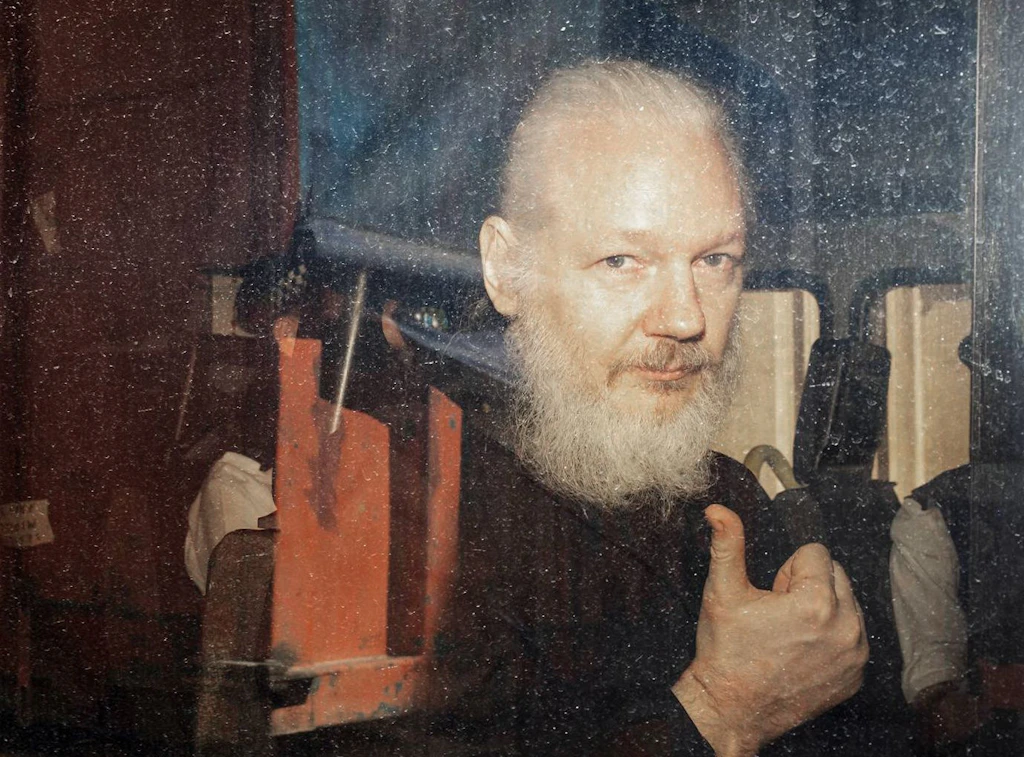 Julian Assange bekommt den Konrad-Wolf-Preis 2023 in Berlin