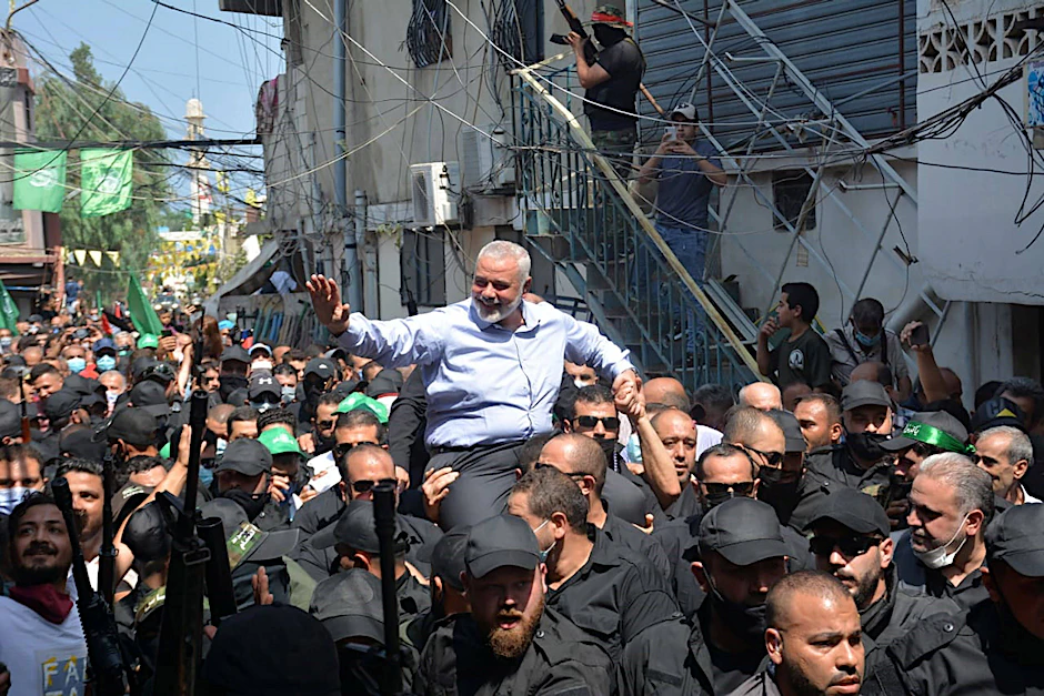 Hamas-Führer Ismail Haniyeh lässt sich von seinen Kämpfern feiern.