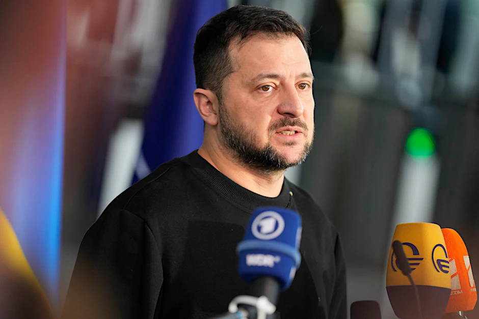 Wolodymyr Selenskyj, Präsident der Ukraine, spricht während einer Pressekonferenz mit Nato-Generalsekretär Stoltenberg vor einem Treffen der Nato-Verteidigungsminister im Nato-Hauptquartier.