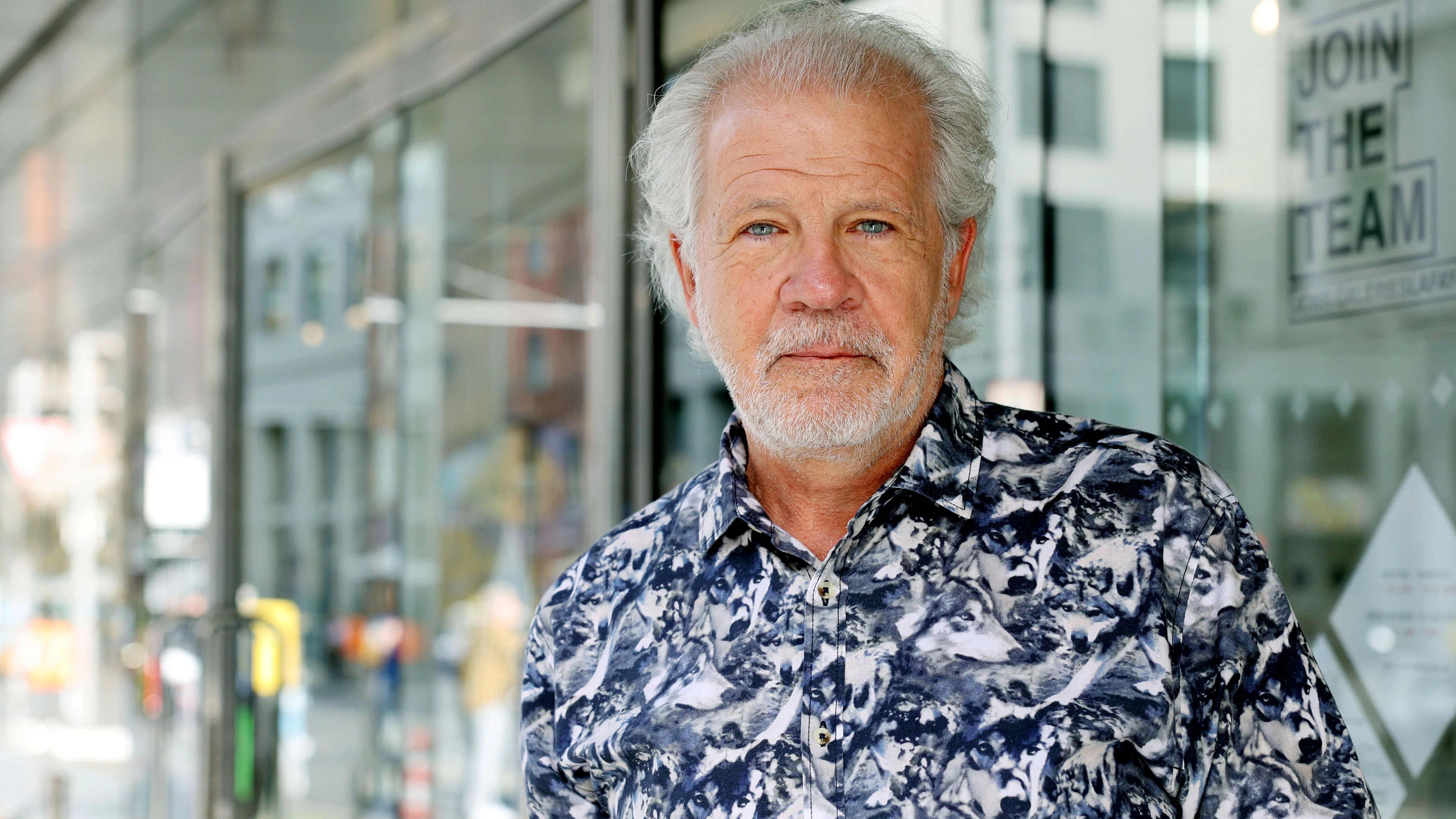 Udo (61) aus Mönchengladbach hat gerade erst von der Schließung der Galeries Lafayette erfahren.