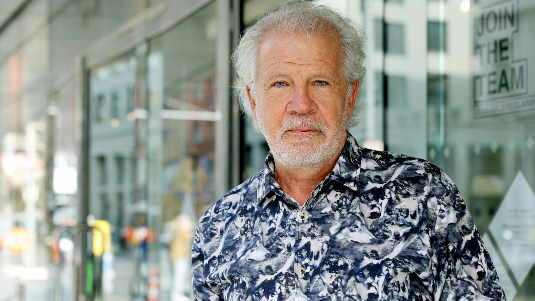 Udo (61) aus Mönchengladbach hat gerade erst von der Schließung der Galeries Lafayette erfahren.